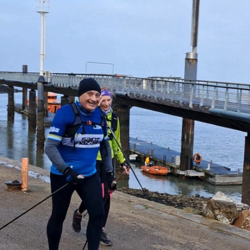 Téléthon 2025 Running Club Croisicais : membre du SNOS participant à une marche solidaire en bord de mer au Croisic