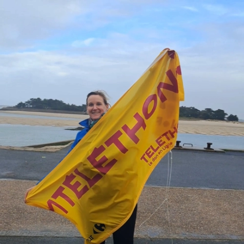 Téléthon 2025 Running Club Croisicais : action solidaire avec drapeau du Téléthon en bord de mer au Croisic