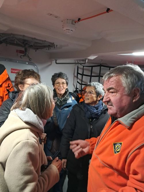 Don Running Club Croisicais à la SNSM : échange entre bénévoles et participants à bord d’un canot de sauvetage