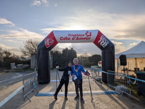 Arrivée de participants en marche nordique sous l’arche du Trail Tous Avec Alex 2026 à Pornichet