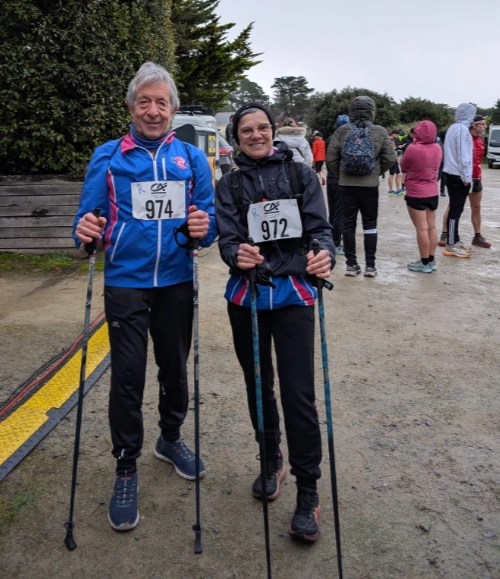 Participants en marche nordique au Trail Tous Avec Alex 2026 à Pornichet, souriants malgré la pluie