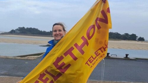 Téléthon 2025 Running Club Croisicais : action solidaire avec drapeau du Téléthon en bord de mer au Croisic