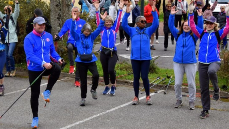 Groupe de personnes pratiquant la marche nordique lors d’une séance collective à Saint-André-des-Eaux
