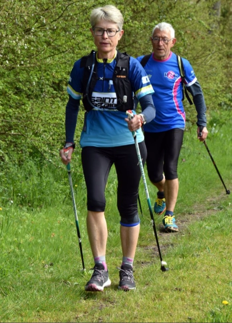 Deux adultes pratiquant la marche nordique sur un sentier naturel à Saint-André-des-Eaux avec des bâtons