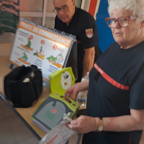formation gestes qui sauvent avec présentation du défibrillateur automatisé externe