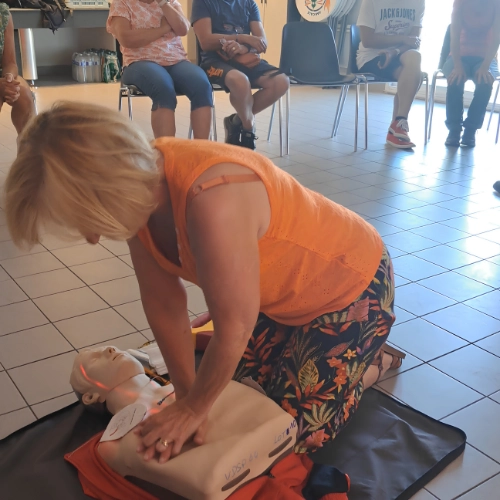 formation gestes qui sauvent au Running Club Croisicais avec massage cardiaque sur mannequin