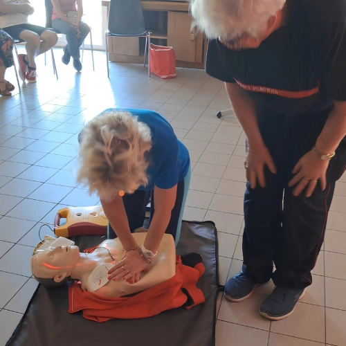 formation gestes qui sauvent supervisée par Françoise Caïric sur mannequin