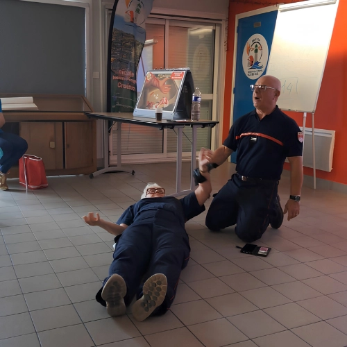 formation gestes qui sauvent avec compression directe sur une hémorragie