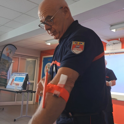 formation gestes qui sauvent avec présentation de la pose d'un garrot