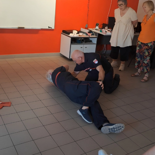 formation gestes qui sauvent avec démonstration de la position latérale de sécurité