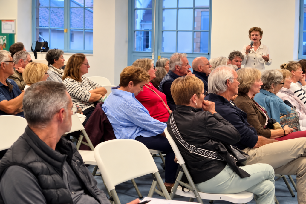 Adhérents du Running Club Croisicais réunis dans une salle lors de l’assemblée générale du club, attentifs à une intervention.