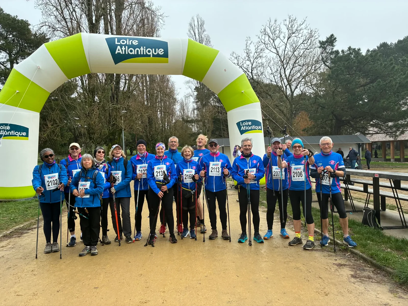 Groupe du R2C en tenue bleue sous une arche Loire-Atlantique