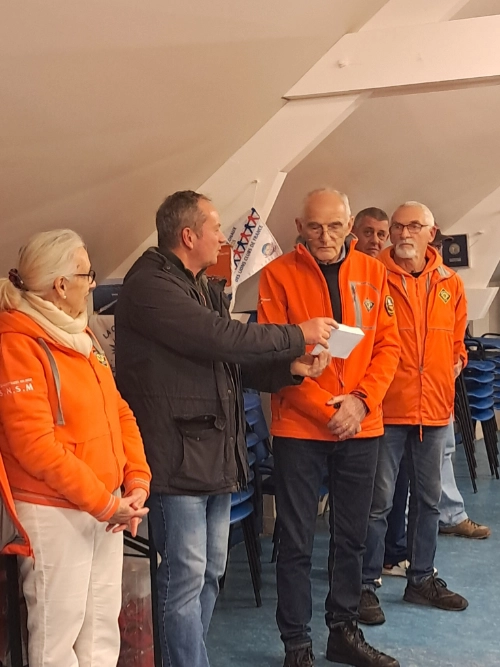 Des représentants de la SNSM vêtus de vestes orange lors d’une rencontre